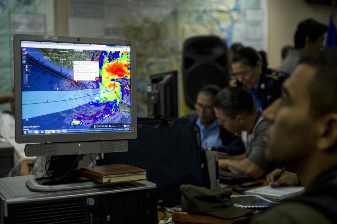 América Central alerta por un terremoto mientras sacude el huracán Otto.