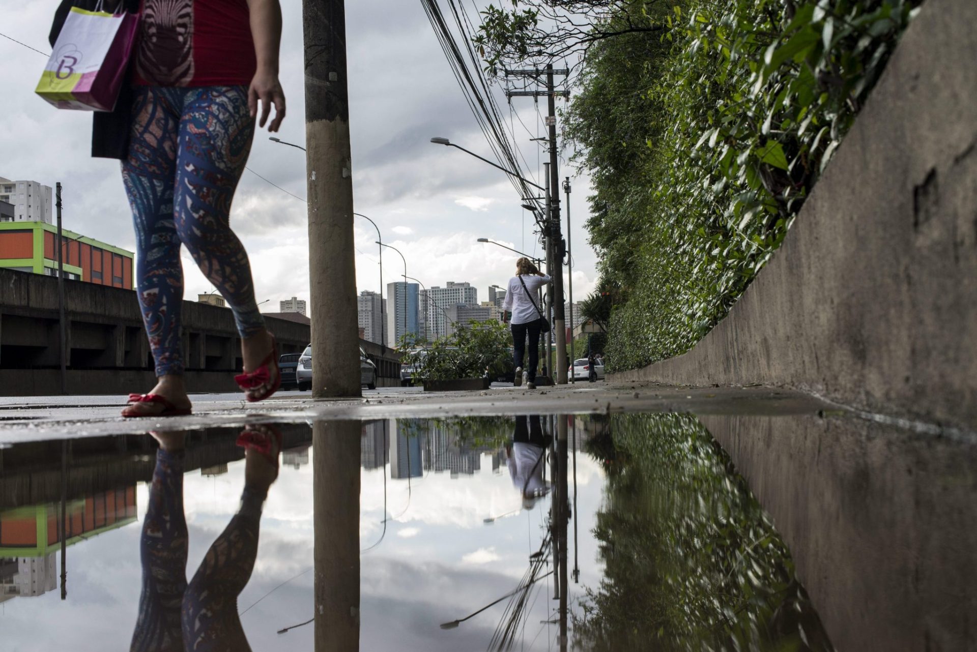 Una mujer camina junto a un charco. EFE Aaron Cadena Ovalle