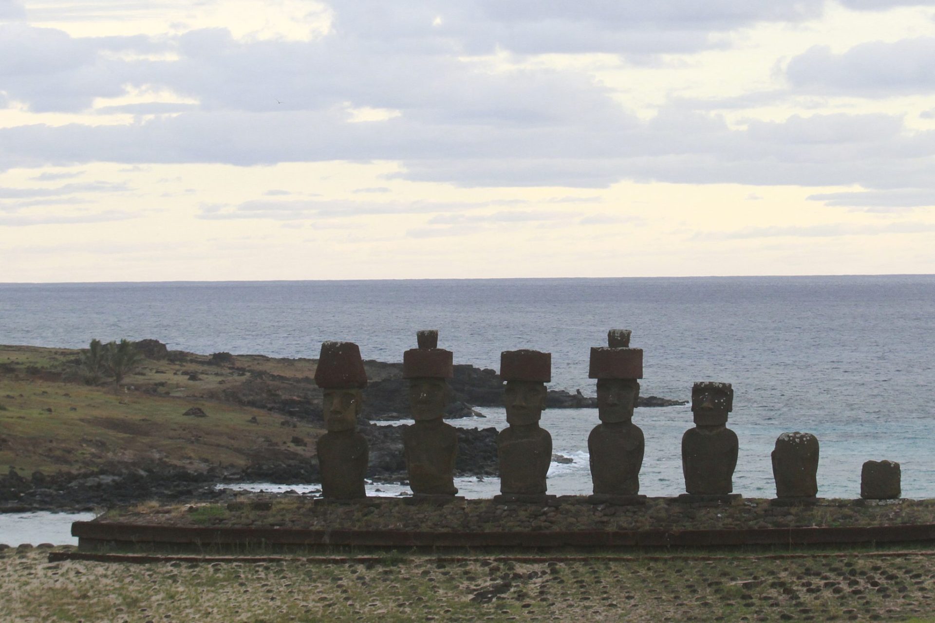 Vista de los moais, en la isla, situada a 3.750 kilómetros al oeste de Santiago, en medio del océano Pacífico.