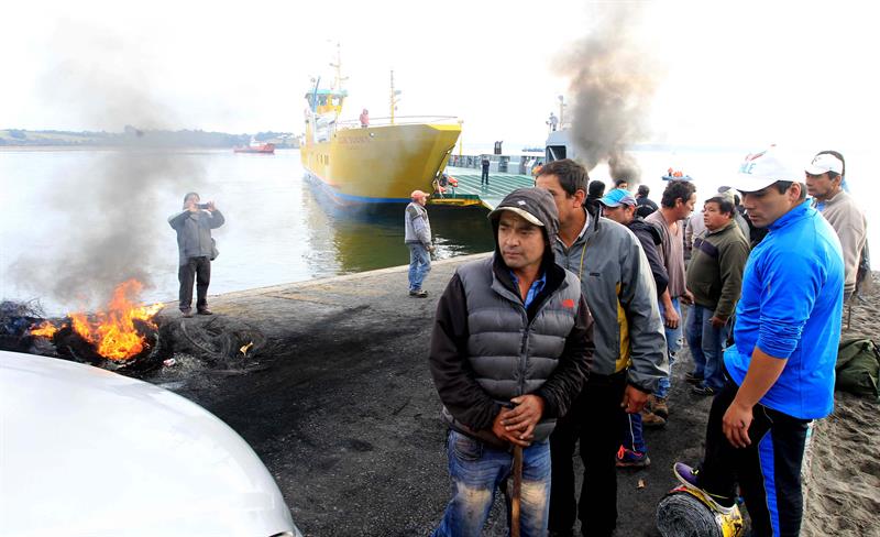 Las protestas, tras la prohibición de extraer marisco por la marea roja, son para rechazar  la restricción y las ayudas estatales. 