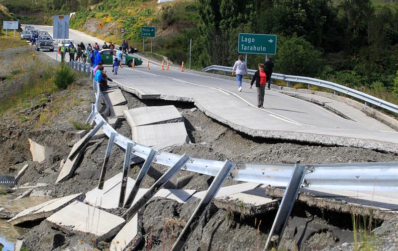 Tras el terremoto se generó una alerta de tsunami que obligó a evacuar a 20.000 personas en las regiones del Biobío, La Araucanía, Los Ríos, Los Lagos y Aysén. 