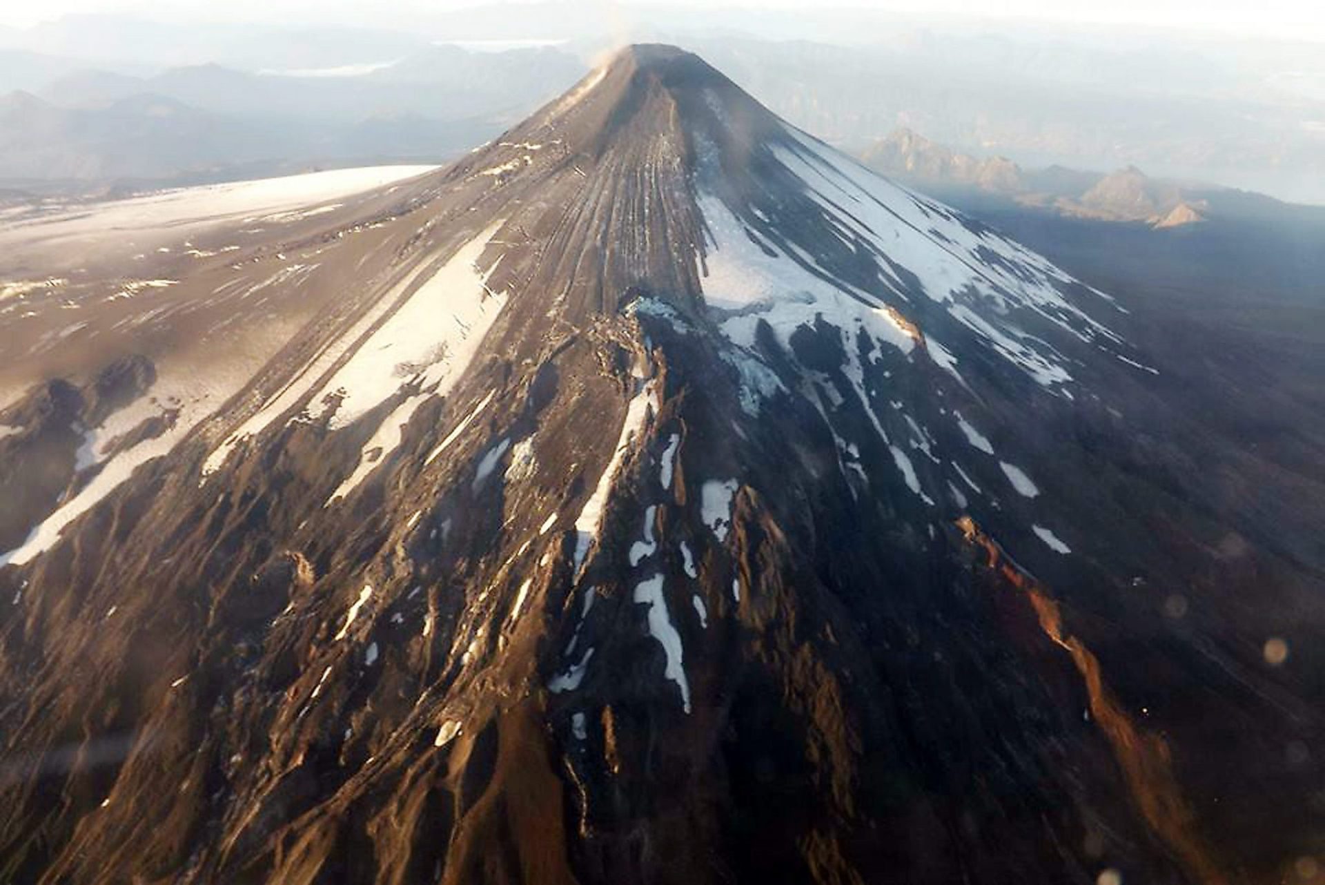 La nieve se ha derretido en el cono del volcán Villarrica.