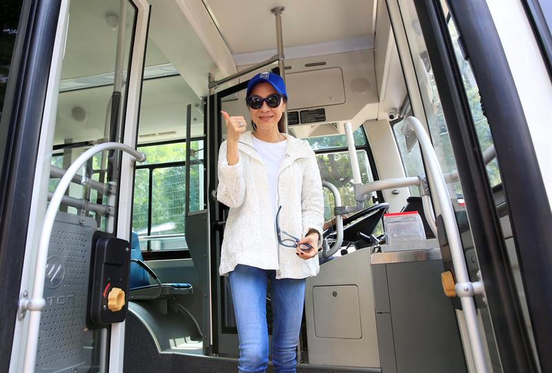 La actriz china Michelle Yeoh defensora de los autobuses impulsados por hidrógeno.
