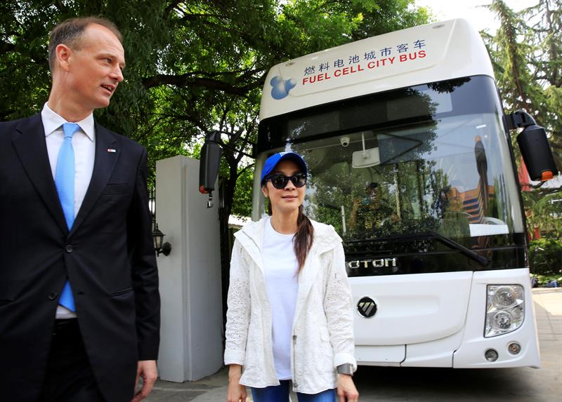 Michelle Yeoh, protagonista de Memorias de una geisha" o "Tigre y dragón", entre otras películas, en la presentación de un autobús que utiliza pila de hidrógeno en Pekín, apoya así al Programa de las Naciones Unidas para el Desarrollo (PNUD).