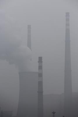 Una columna de humo se eleva por una de las chimeneas de una central eléctrica en Pekín