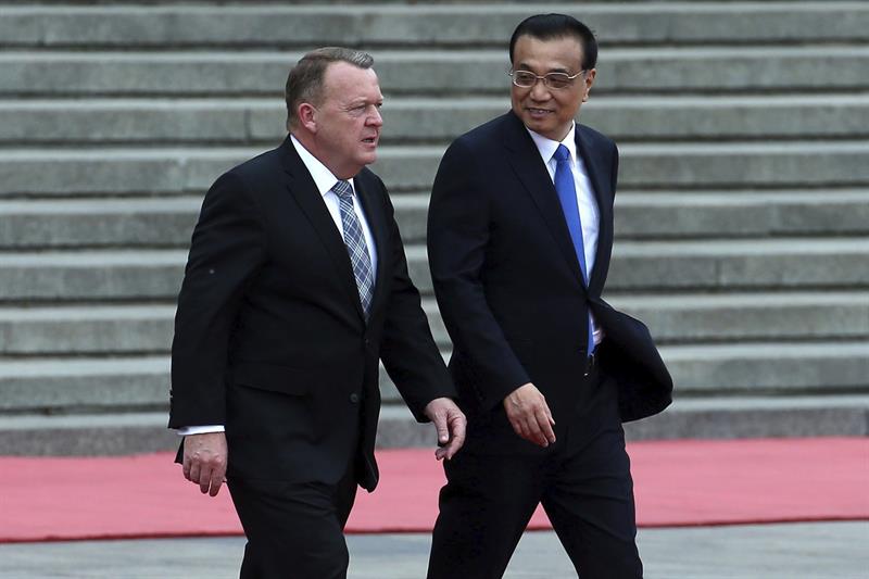 El primer ministro chino, Li Keqiang (d), y su homólogo danés, Lars Lokke Rasmussen (i). 