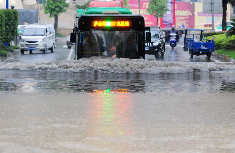 Un autobús cubierto hasta la mitad en una calle inundada de la ciduad china de Jiujiang