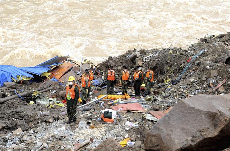 Los servicios de rescate buscan víctimas del corrimiento de unos 100.000 metros cúbicos de lodo y rocas.