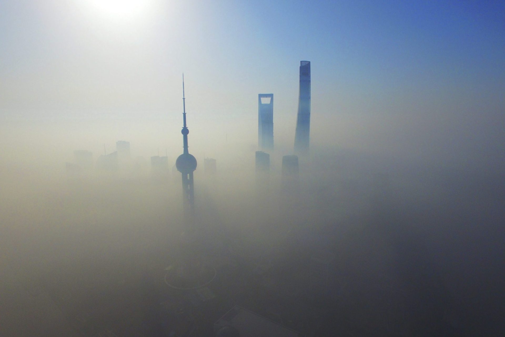 vista aérea de los rascacielos cubiertos por una densa manta de niebla en Shanghái.