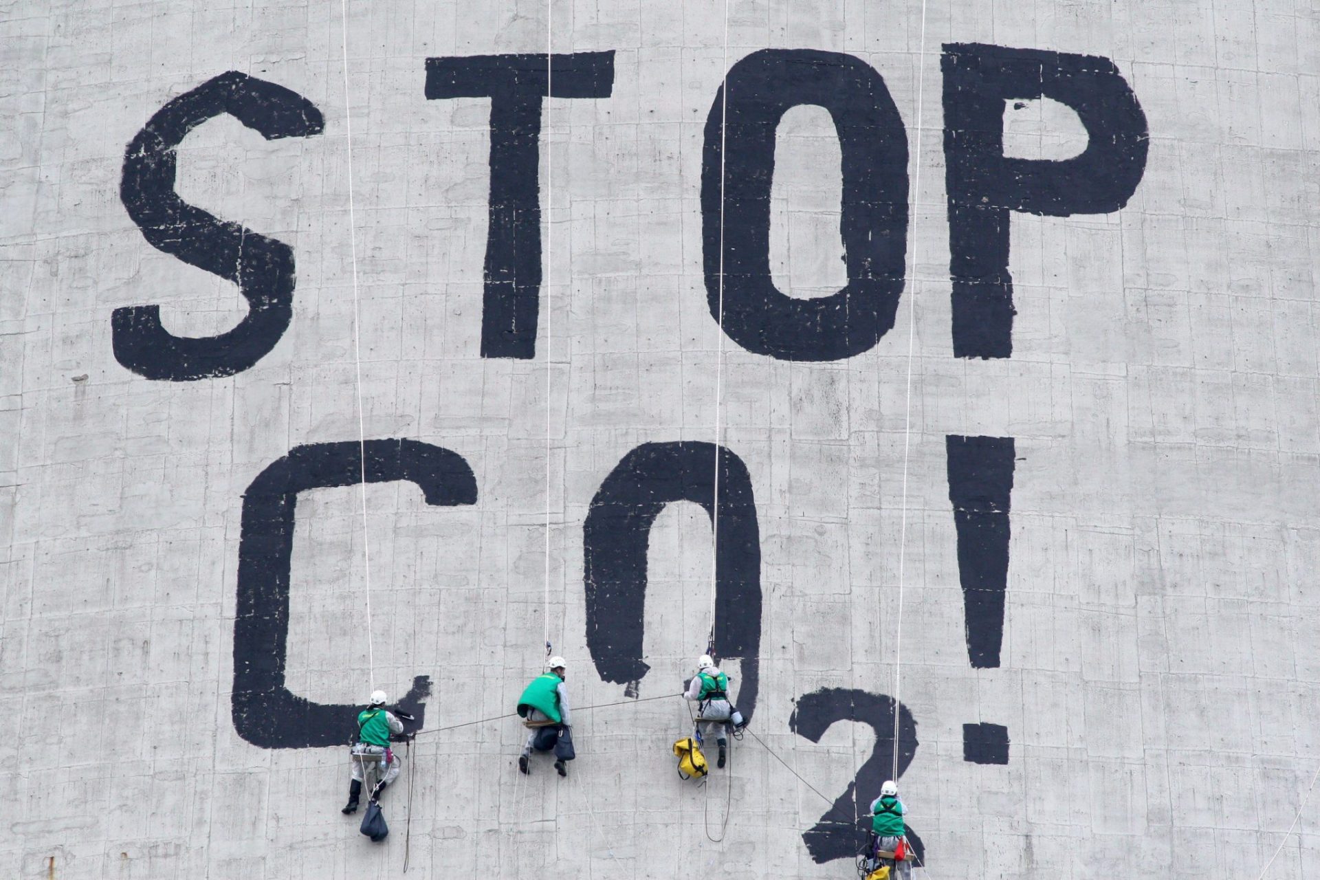Activistas de Greenpeace colocan en julio de 2007 una protesta por el CO2 en la planta generadora de energía en Belchatow, Polonia.