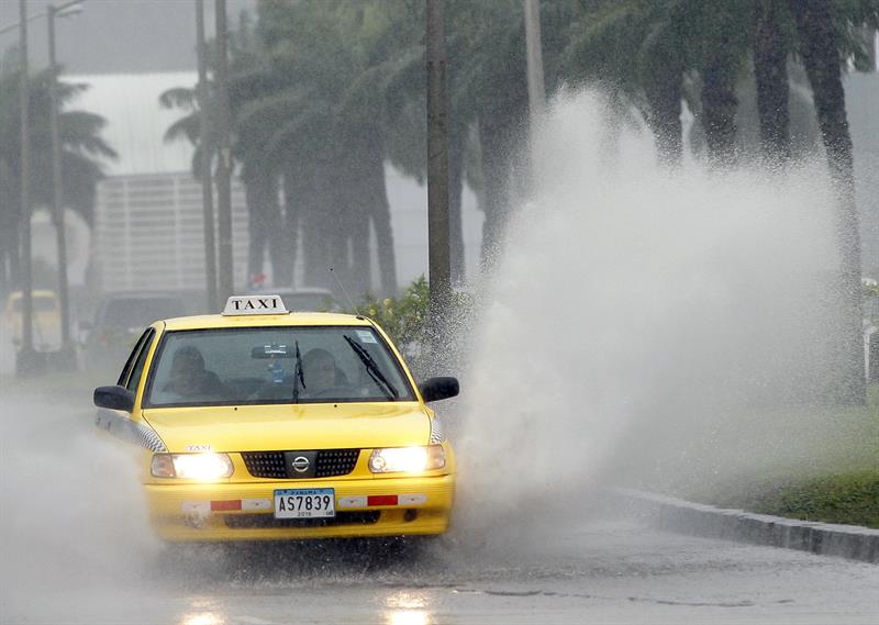 Un vehículo transita por una vía inundada por lluvias a causa de Otto en Ciudad de Panamá. 
