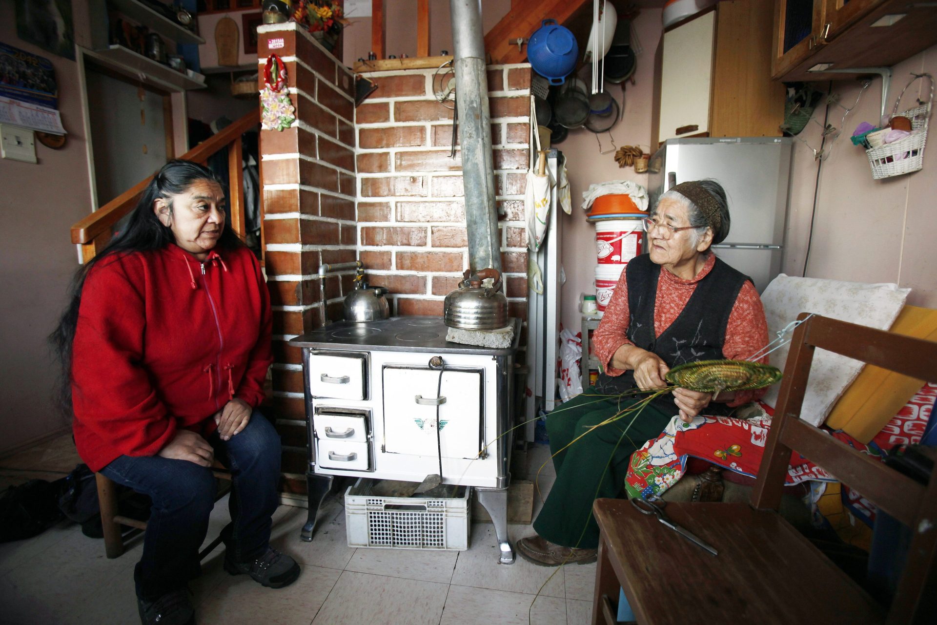 Estancia con una cocina de carbón en una vivienda de la Patagonia chilena. EFE/Felipe Trueba