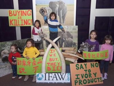 Niños en una campaña contra la compra de colmillos de elefante en Hong Kong.