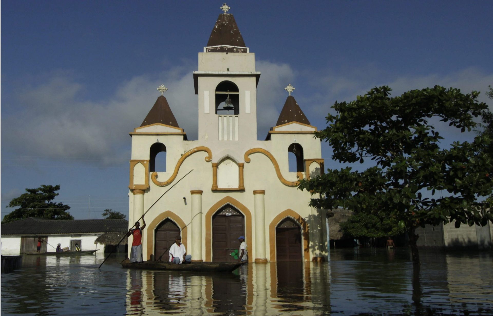 Habitantes navegan por las calles inundadas de Barranca Vieja, en el departamento del Atlántico.