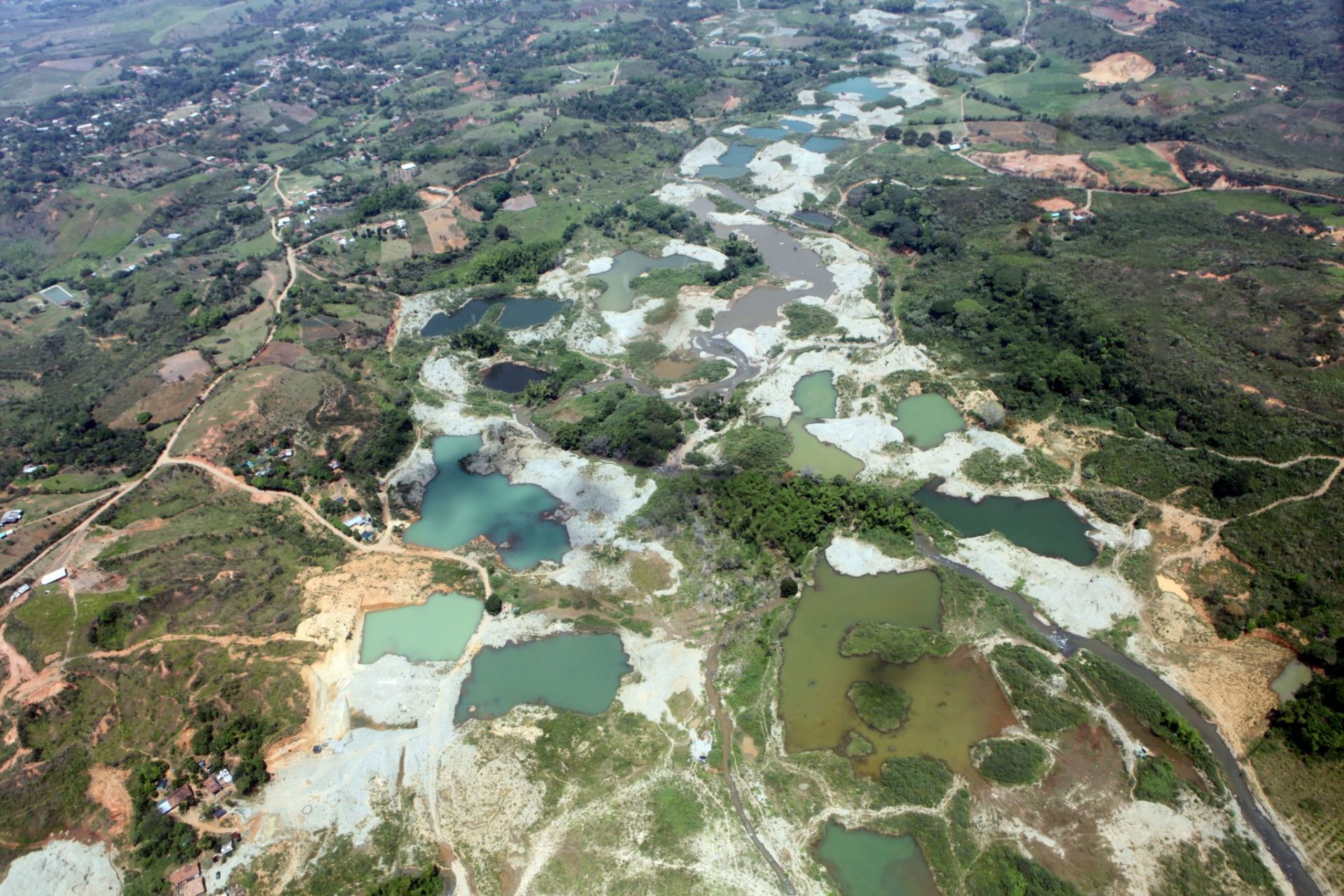 Vista aérea de minas de oro en Colombia