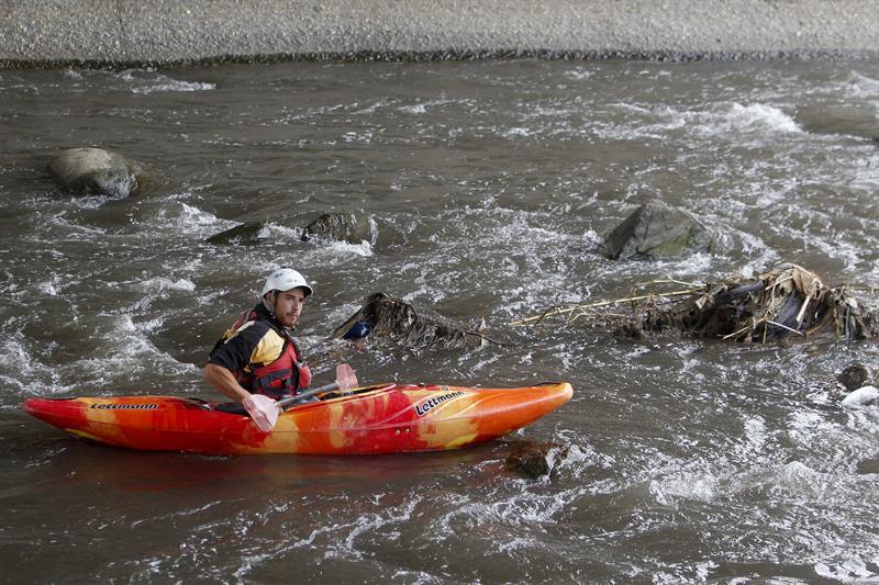 Un palista en la conmemoración de los 25 años de la primera navegación por el río Medellín. 