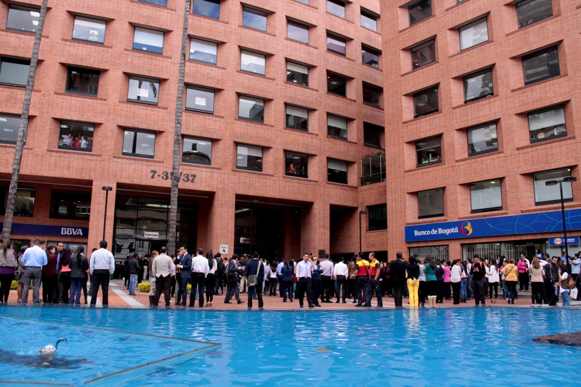 Ciudadanos de Bogotá desalojan un edificio tras sentirse un seísmo en marzo pasado.