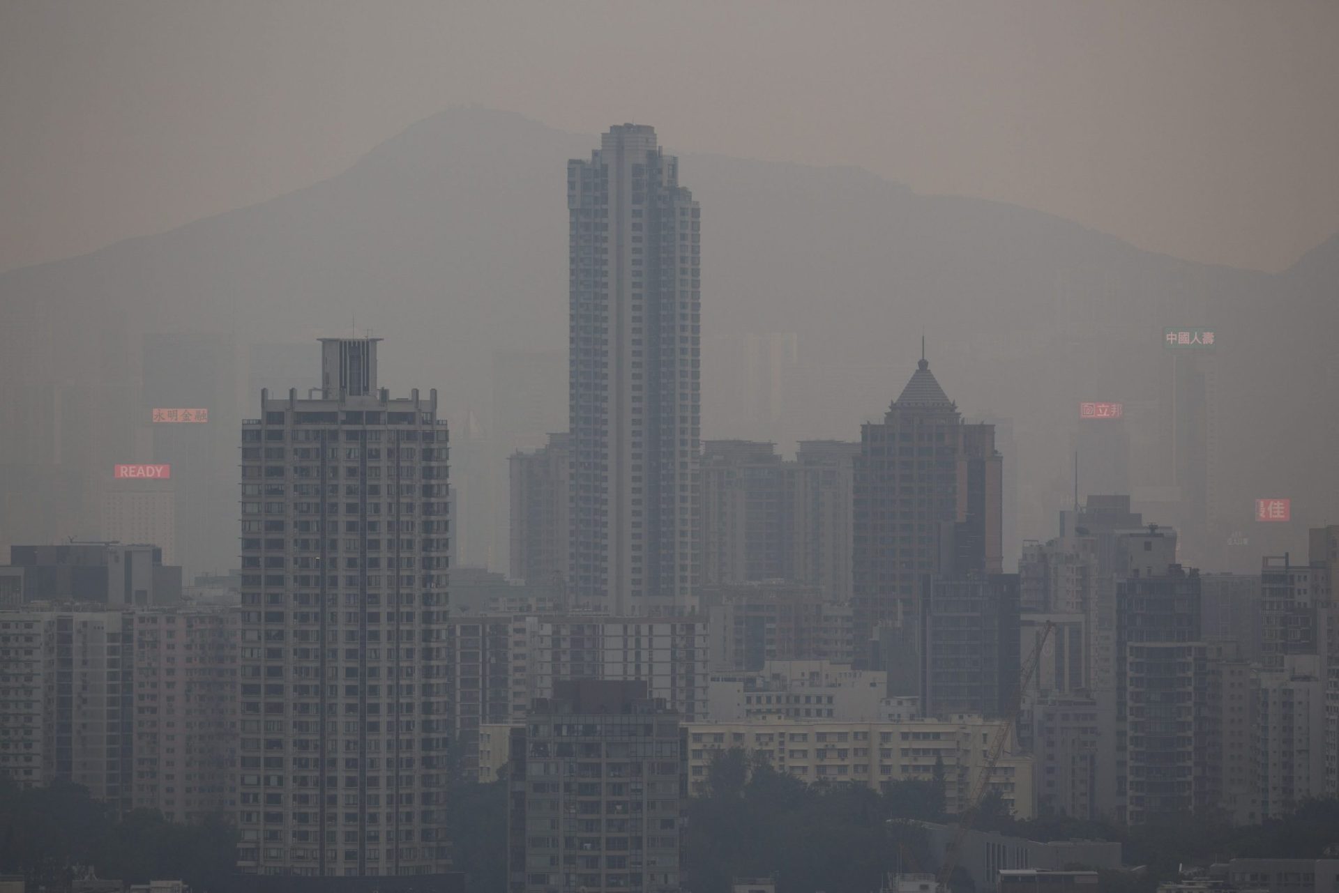 Por tercer día consecutivo una densa nube de contaminación cubre Kowloon en Hong Kong.
