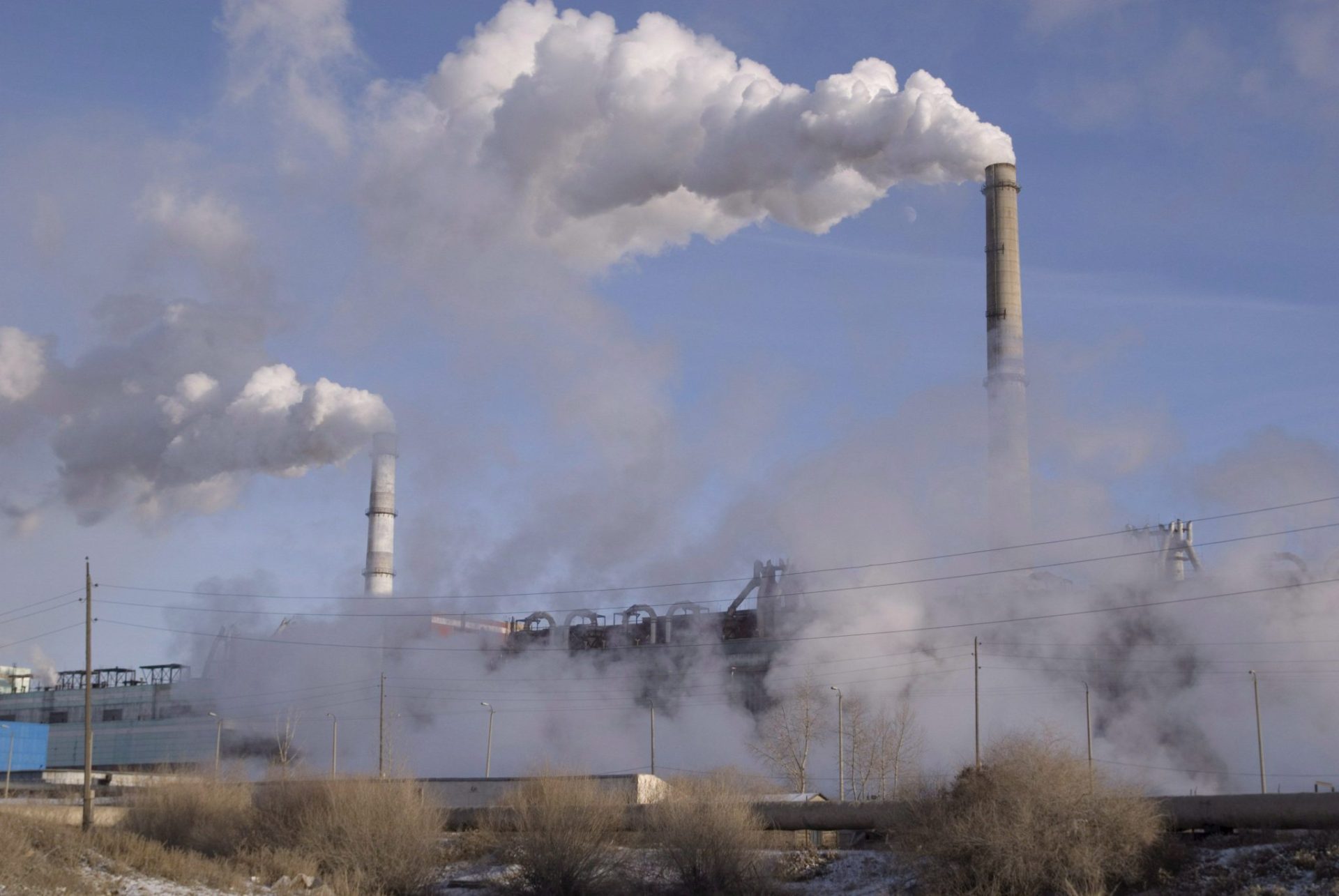 Centenares de persona protestas contra la contaminación e Ulán Bator. ULN126 ULAN BATOR (MONGOLIA) 15.12.08 Una densa capa de contaminación cubre Ulan Bator (Mongolia), el 13 de diciembre de 2008. En torno al 80 por ciento de la población de Ulan Bator vive de forma tradicional y calienta sus hogares con estufas, las cuales funcionan con una mezcla de madera y carbón. Gran parte del carbón se extrae de las minas de forma ilegal y tiene un alto contenido en zufre, por lo que en los meses de invierno en Ulan Bator, la capital más fría del mundo, suele aparecer una densa capa de contaminación.
