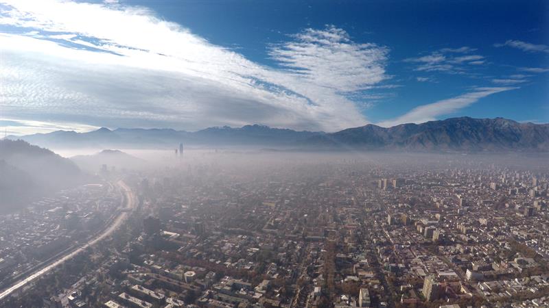 Santiago de Chile bajo una nube de esmog .