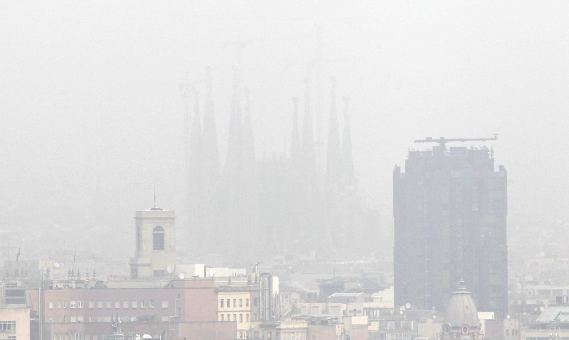 Foto de archivo de contaminación en Barcelona, donde hoy se ha activado la alerta.