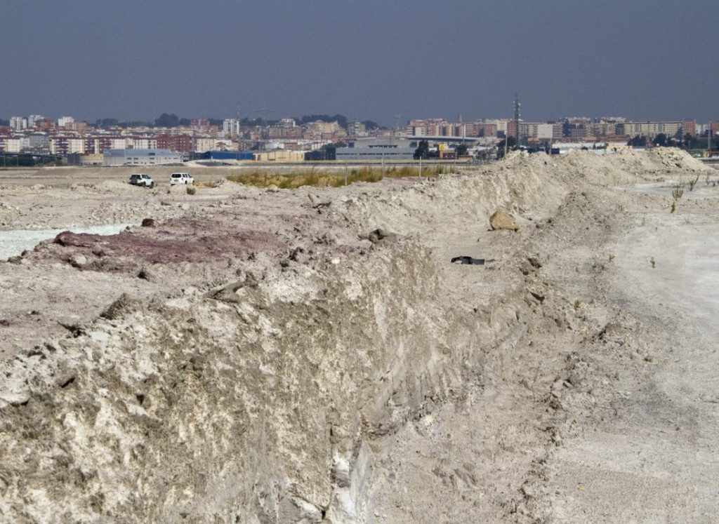 Archivo EFEverde. Vista de los terrenos donde estan ubicadas las balsas de fosfoyesos generados por Fertiberia en la Ría de Huelva.. EFE / JULIAN PEREZ