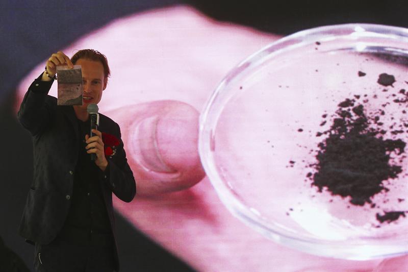 Los filtros de la Smog Free Tower procesan el smog y lo convierten en "joyas".