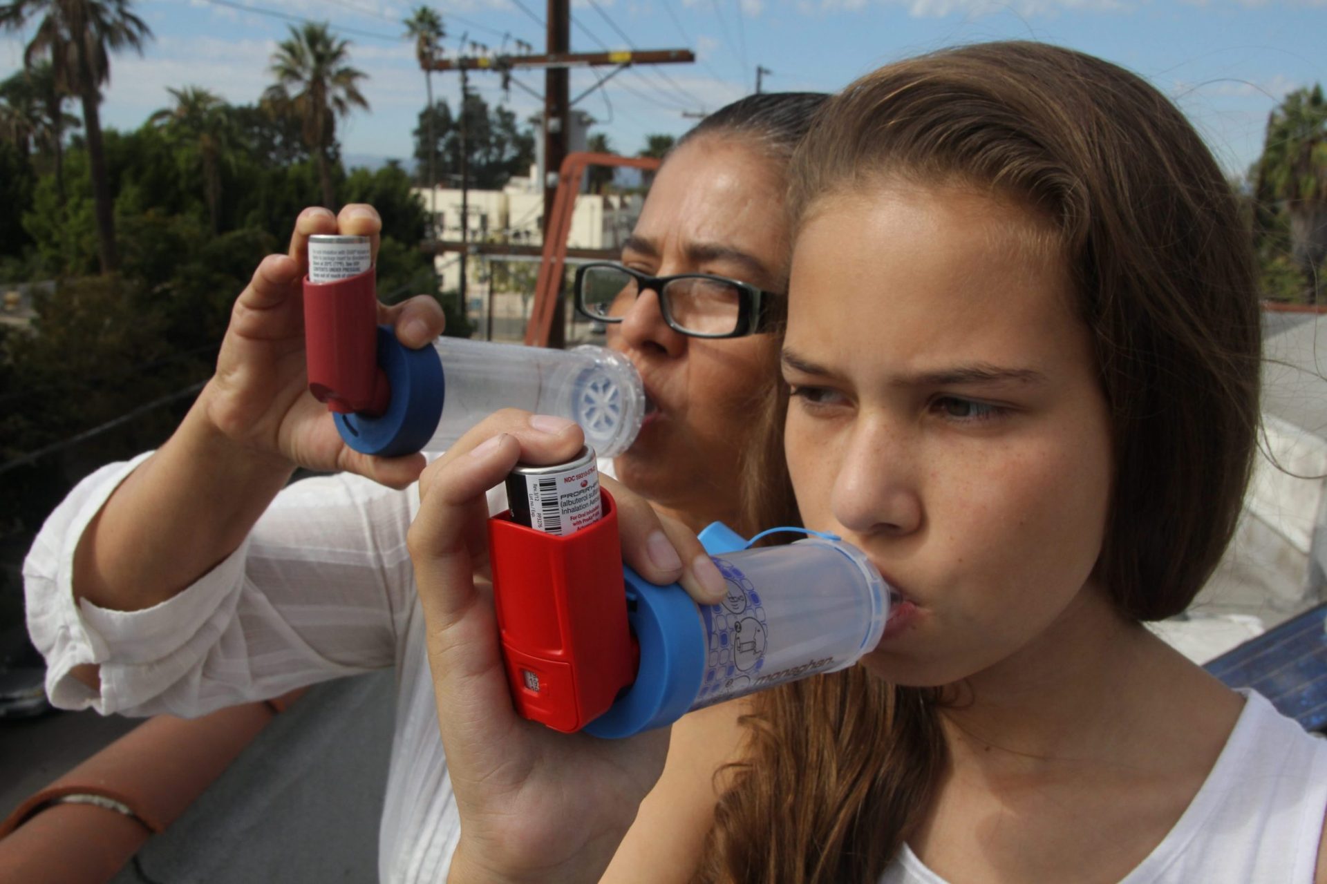 Monic Uriarte (izq.) junto a su hija Nalleli Cobo muestran los aparatos de inhalación de medicina para el asma