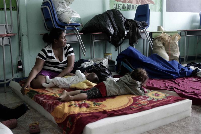 Refugiados permanecen en un albergue tras el paso del huracán Otto hoy, 24 de noviembre de 2016, en Chiles de San Carlos, Costa Rica, en la frontera con Nicaragua. 