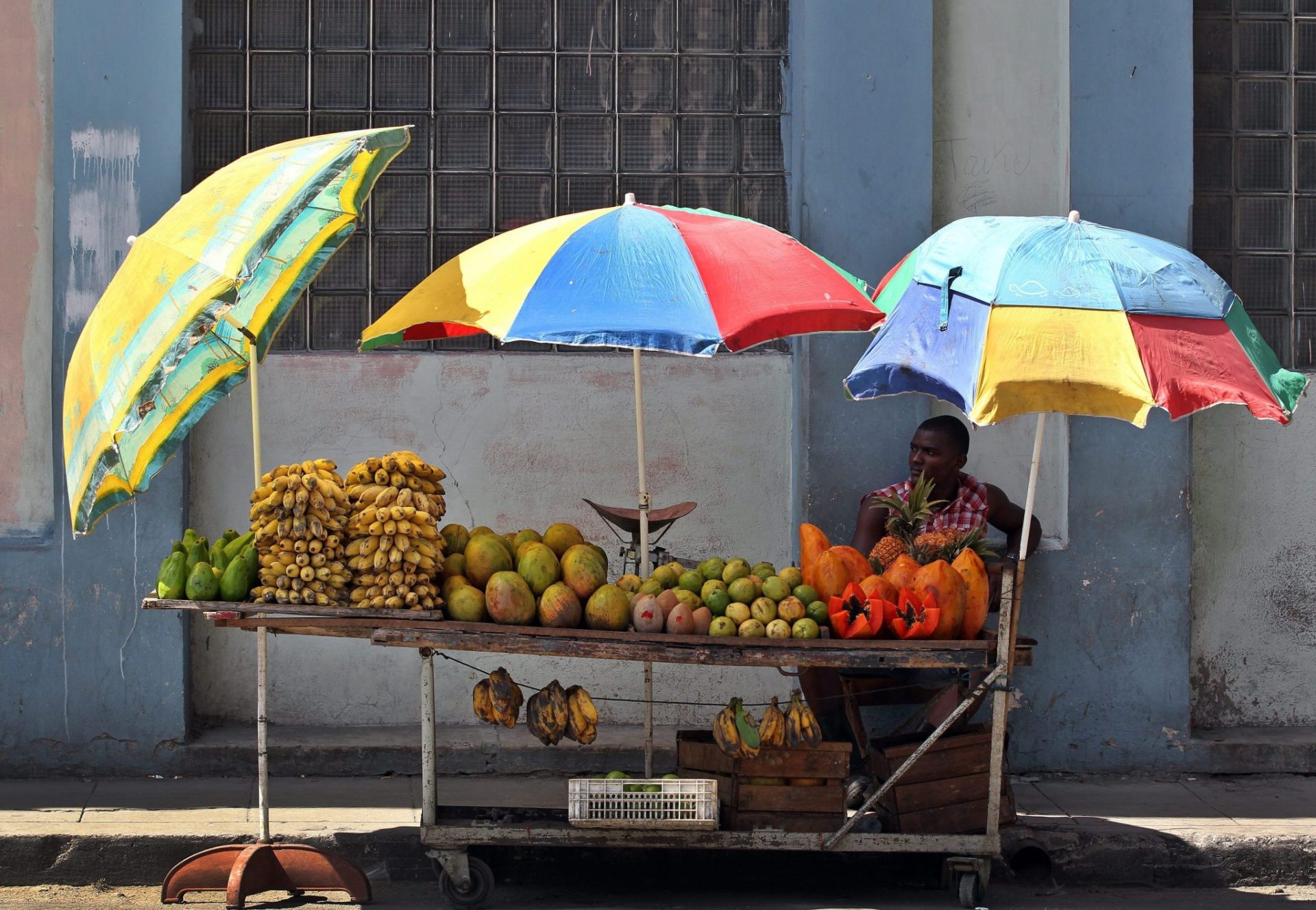 Un vendedor callejero de fruta en La Habana.