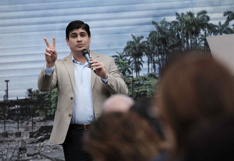  El presidente costarricense Carlos Alvarado habla este domingo en San José (Costa Rica), durante la presentación del Plan Nacional de Descarbonización 2018-2050. Costa Rica busca convertirse en un líder mundial en la descarbonización de la economía y dar su granito de arena en la lucha contra el cambio climático, mediante un ambicioso plan que pretende abolir el uso de combustibles fósiles para el año 2050 y potenciar las energías limpias. EFE/Jeffrey Arguedas