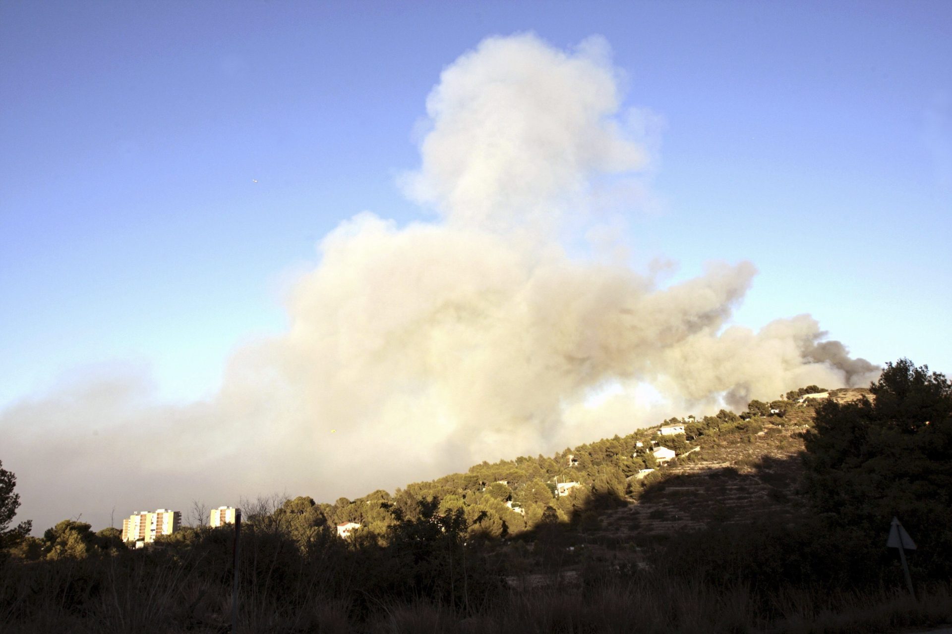 DÉNIA (ALICANTE), 11/09/2014.-Vista del incendio forestal declarado esta tarde en el término municipal de Jávea (Alicante), en Cabo de San Antonio, cerca de la zona del Montgó, EFE/Rubén Francés