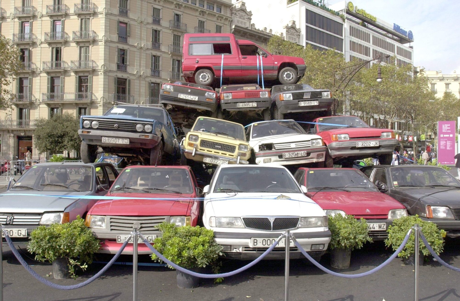 DIA EUROPEO SIN COCHES:Barcelona 22/9/01.- Escultura reivindicativa expuesta hoy en Barcelona con motivo de la celebración del día europeo sin coches. EFE/ Andreu Dalmau/svb.