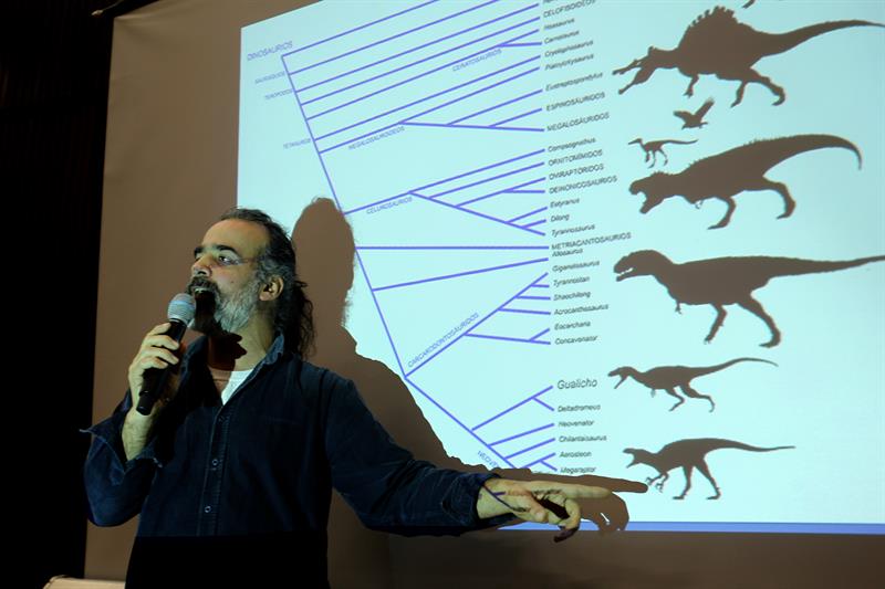 El paleontólogo argentino Sebastián Apesteguía presenta a Gualicho shinyae, el dinosaurio carnívoro del Cretácico superior de la Patagonia Argentina.