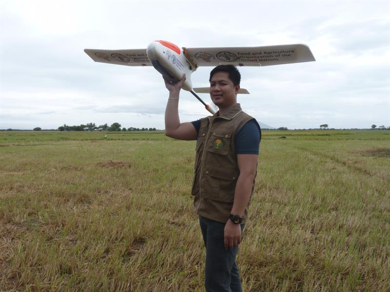 Un equipo se encarga de hacer sobrevolar drones en caso de calamidad en Filipinas, uno de los más amenazados por tifones, inundaciones y otros fenómenos agravados por el cambio climático. 