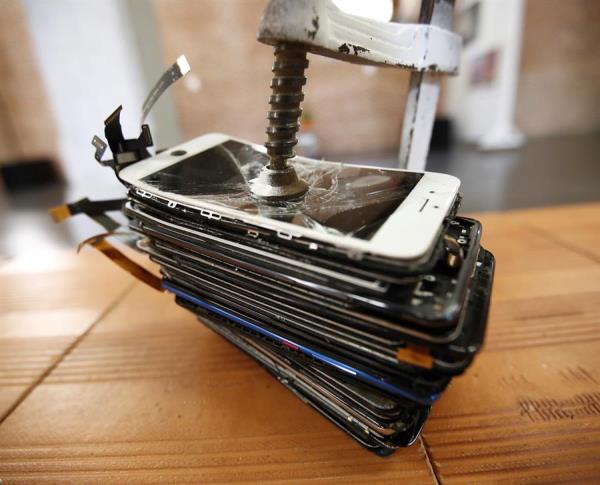 Vista de la obra "Still life" de Jorge Isla, tercer premio de los IPremios 3 R ART en confinamiento, este miércoles en Madrid, donde se llevará a cabo la entrega de premios, destinados a obras de arte creadas con materiales reciclados y por las que se podrá pujar a beneficio de Cruz Roja. EFE/Javier López Hernández