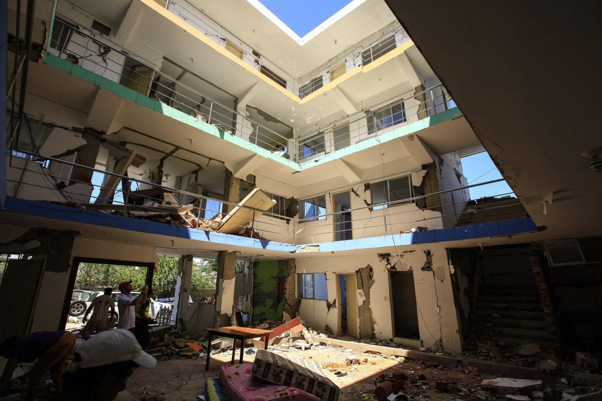 El fiscal general de Ecuador va a investigar los permisos y materiales empleados en la construcción de viviendas en la zona cero del terremoto.