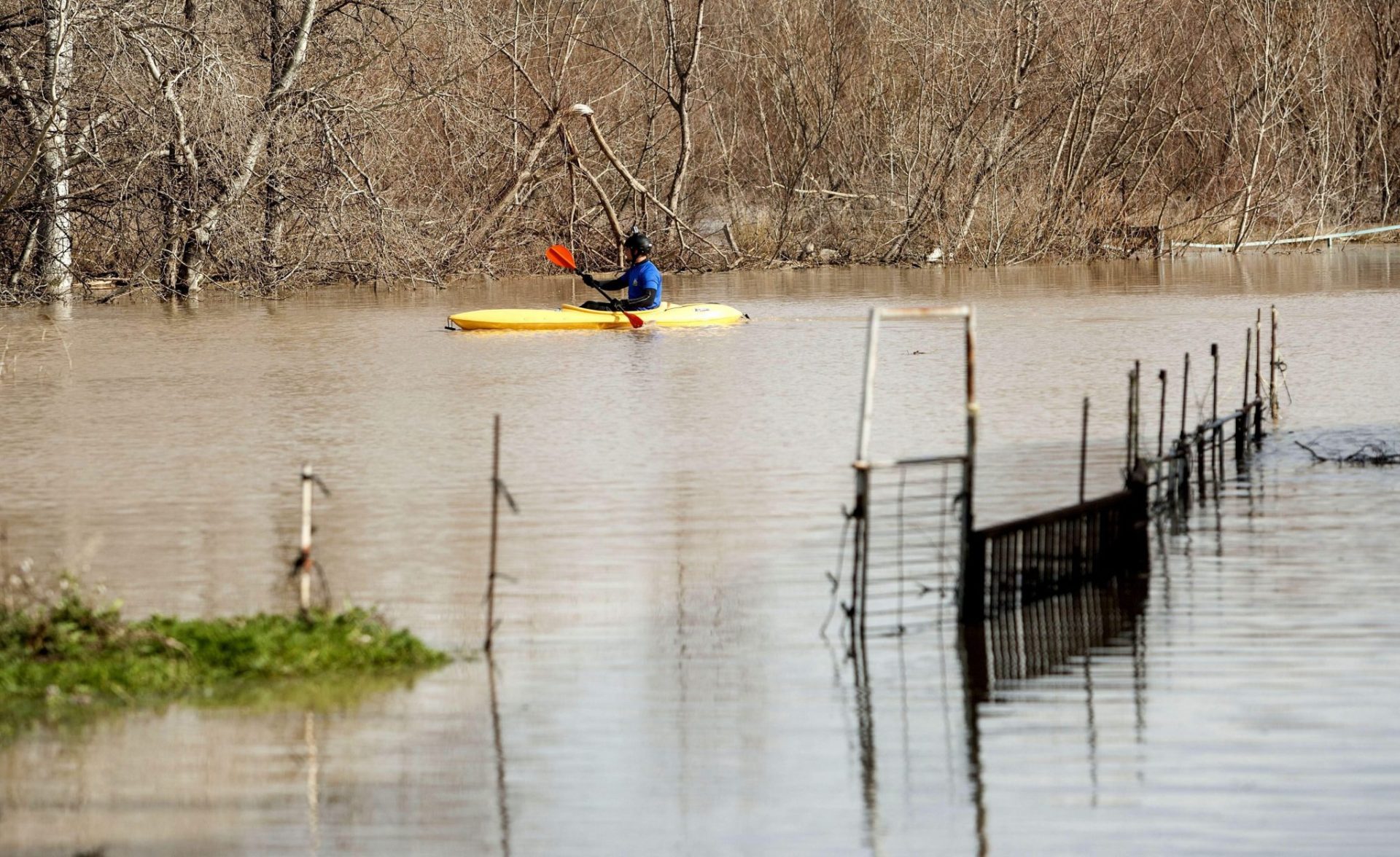 Un persona pasea en canoa por Novillas (Zaragoza), inundada por la crecida del Ebro.