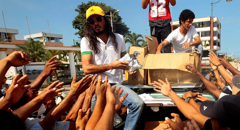 Reparto de víveres entre los supervivientes de Pedernales.