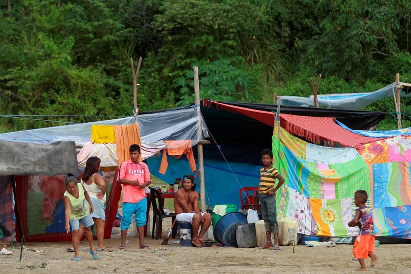 Supervivientes de El Matal se han refugiado en improvisadas carpas, después del terremoto de 7,8 grados.