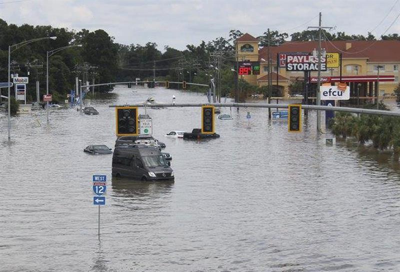 Vehículos totalmente cubiertos por el agua en una calle de Baton Rouge por unas inundaciones "sin precedentes". 