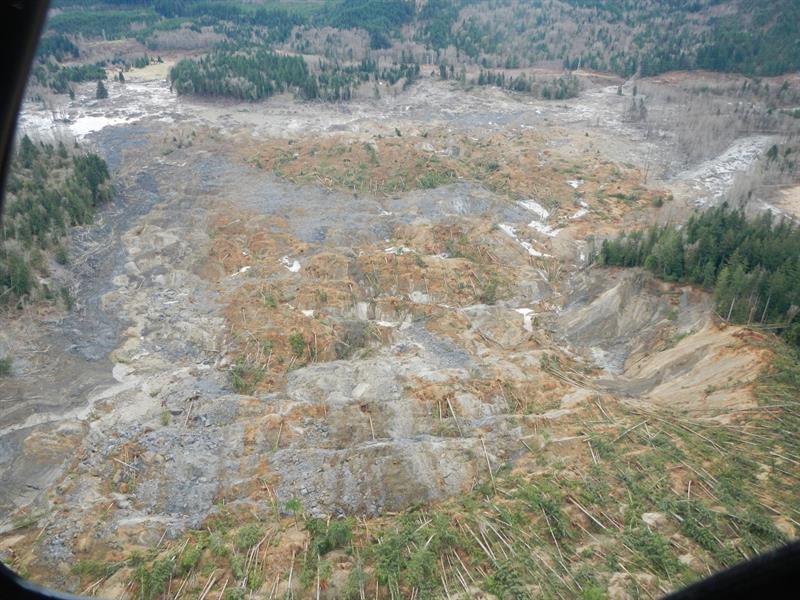 Paisaje que ha quedado tras el deslizamiento de tierra ocurrido en Oso, Washington (EE.UU.)