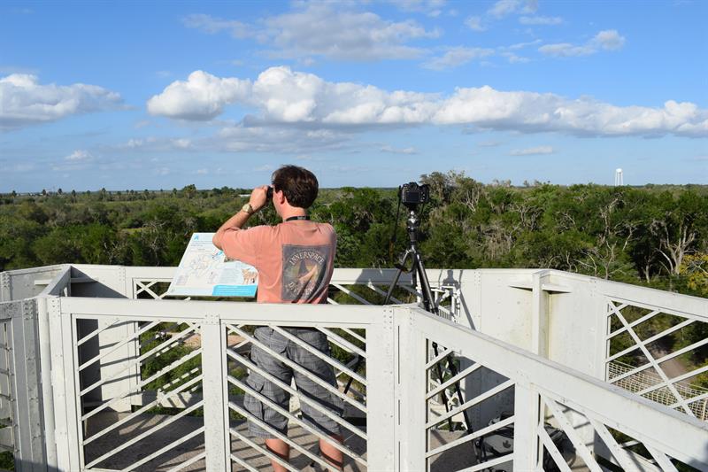 Un visitante del Refugio Nacional de Vida Silvestre Santa Ana trata de avistar aves del parque natural Santa Ana. 