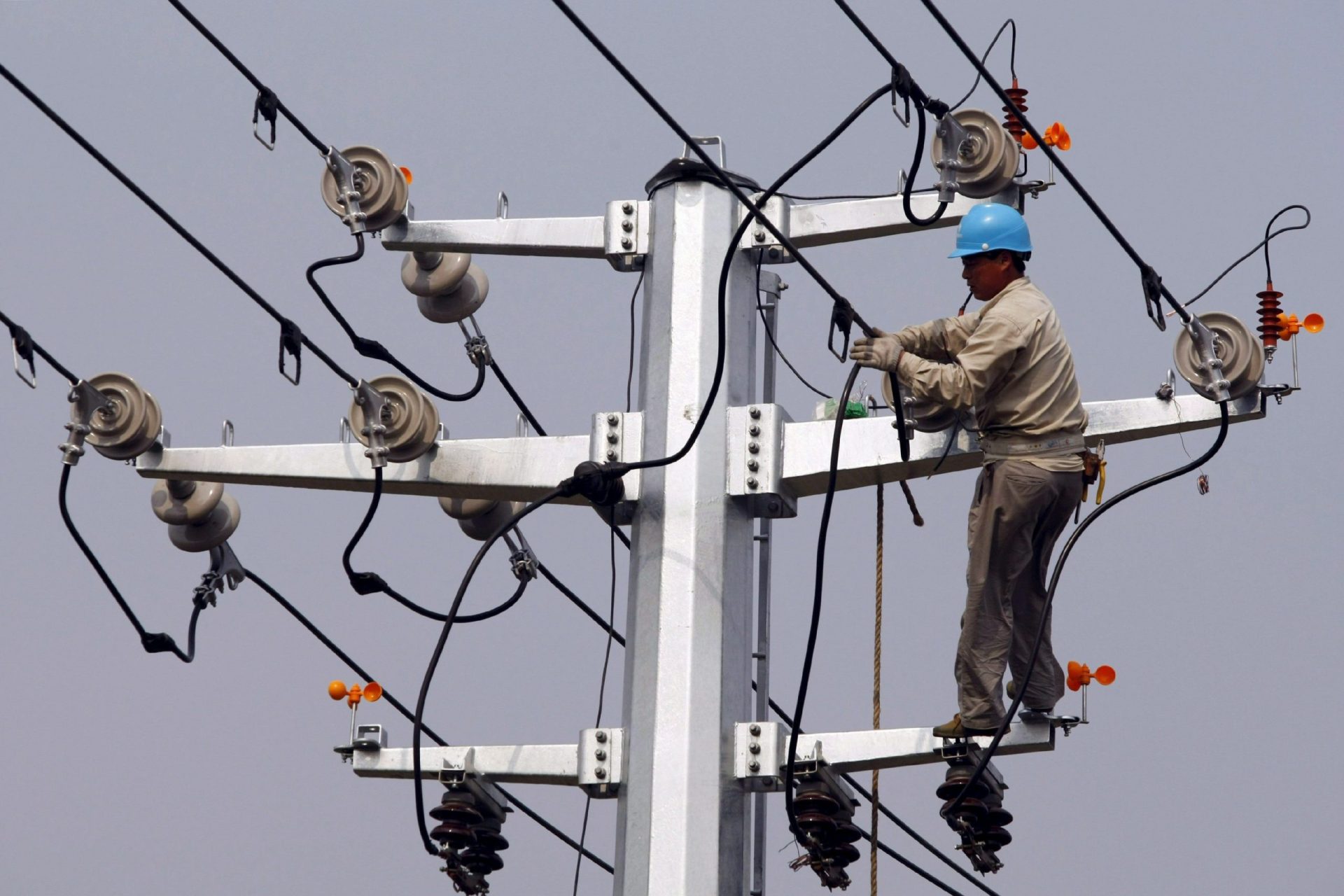 Un trabajador en una línea eléctrica