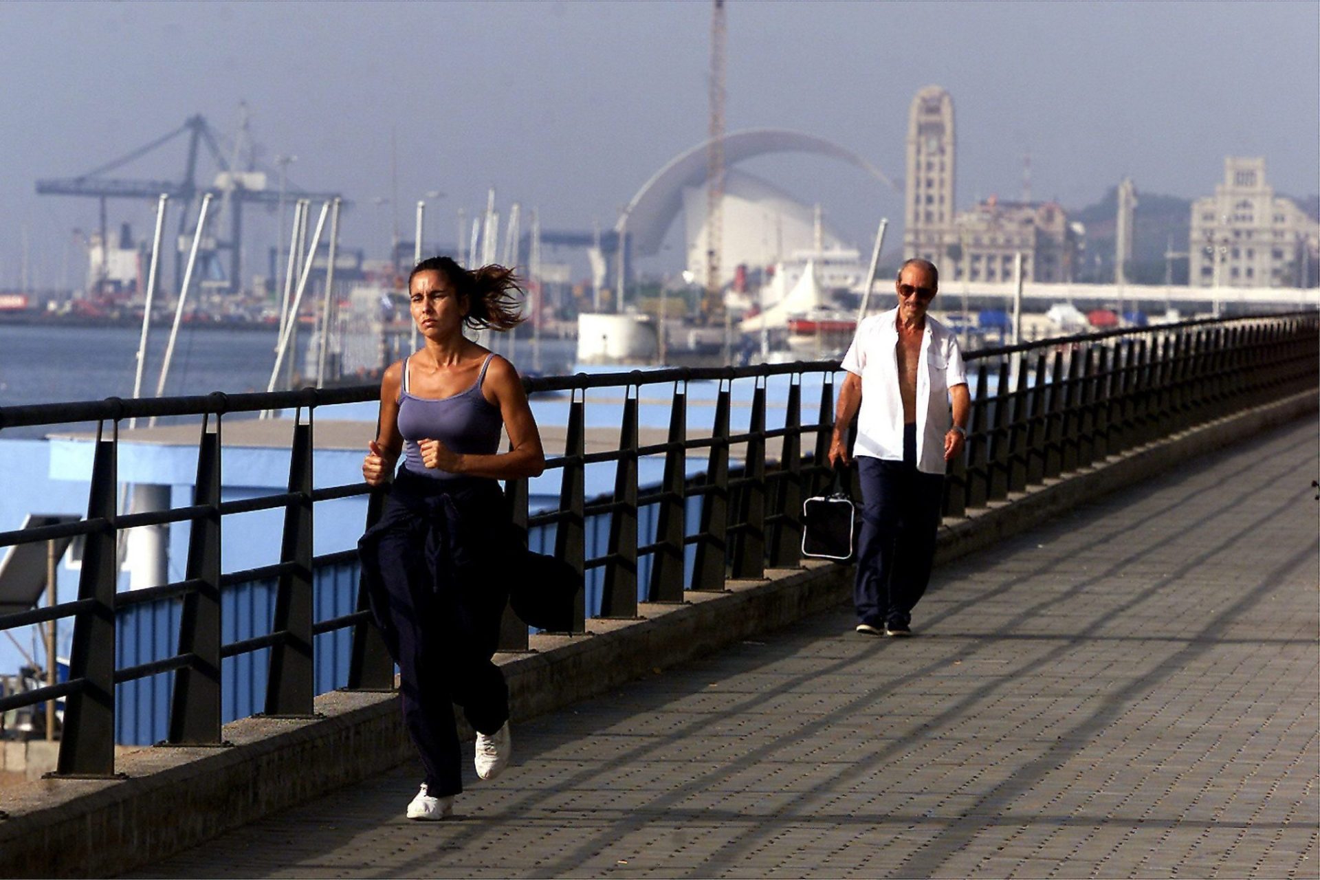 Una joven hace ejercicio por una avenida de Tenerife.