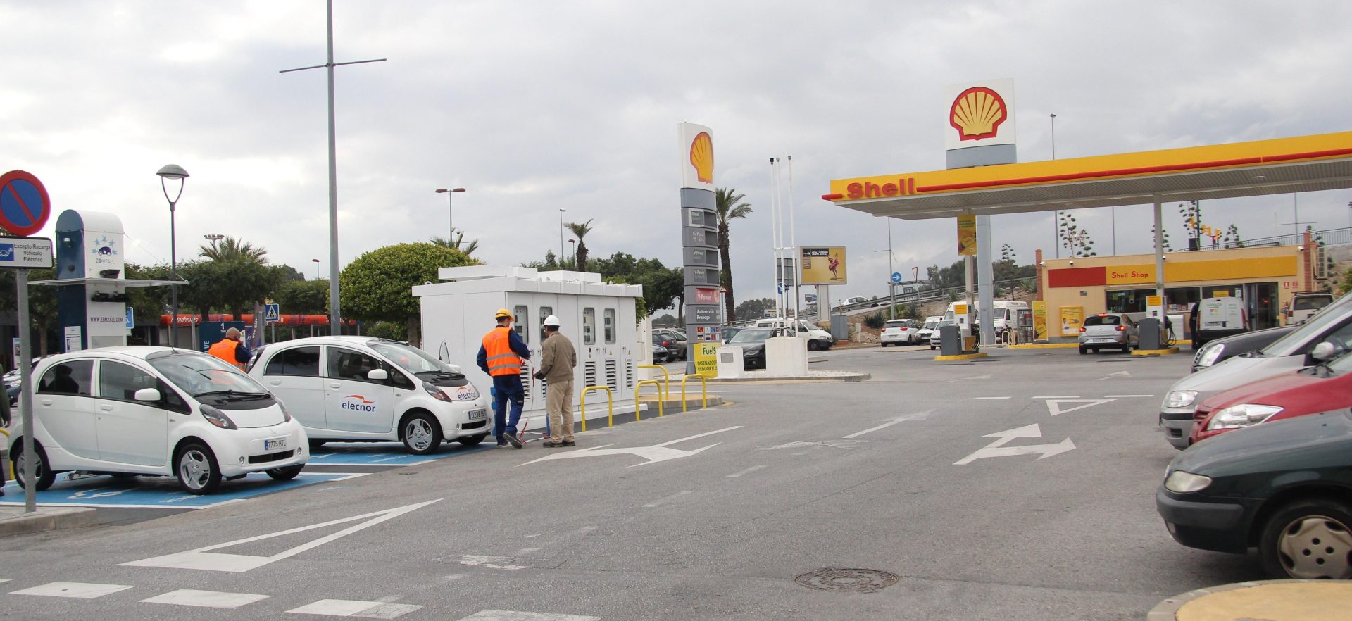 Una gasolinera y una "electrolinera"  de carga rápida en Málaga.