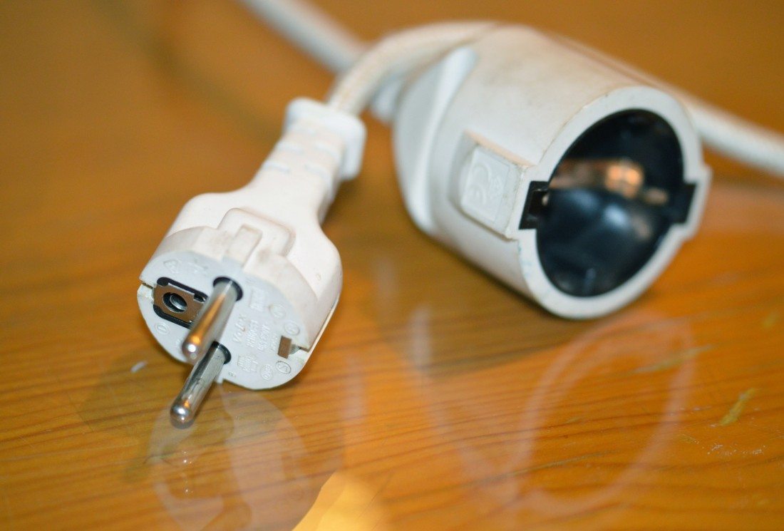 Un enchufe y un conector eléctrico. EFE/ Juana Benet