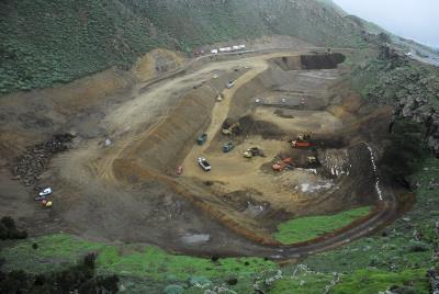 Foto de febrero de 2011 de las obras de la central hidroeólica de El Hierro (Canarias).