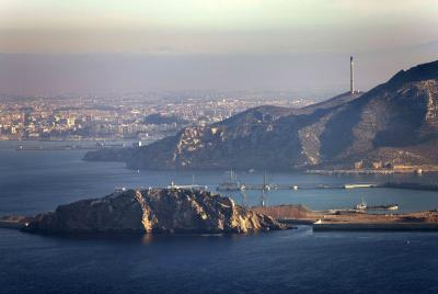 Fotografía facilitada por Greenpeace, tomada el 05/04/08, del puerto de Escombreras en primer plano y al fondo el puerto de Cartagena (Murcia). Las comunidades autónomas de Andalucía, Valenciana, Murcia y Canarias son las que más "maltratan" su litoral, según la organización ecologista Greenpeace, que ha denunciado que el "urbanismo salvaje" sigue siendo el principal problema de la degradación de nuestras costas. EFE/Pedro ARMESTRE
