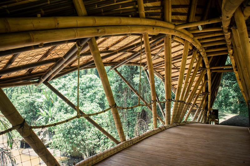 Puente de bambú por el que se accede a la Green School, escuela holística fundada por el excéntrico joyero canadiense John Hardi.